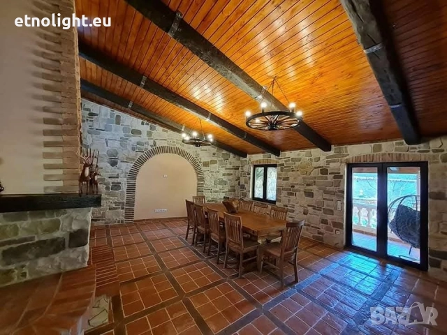 Полилеи, осветление,лампи от автентични колела от каруца с ръчно изработени дървени чашки , снимка 15 - Полилеи - 52059038