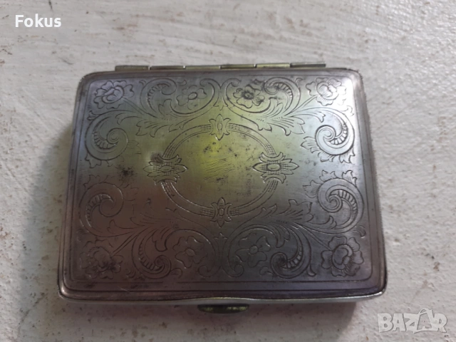 Стара малка гравирана табакера