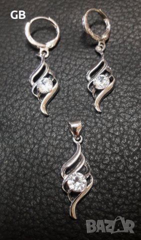 Комплект бижута - обеци и медальон.