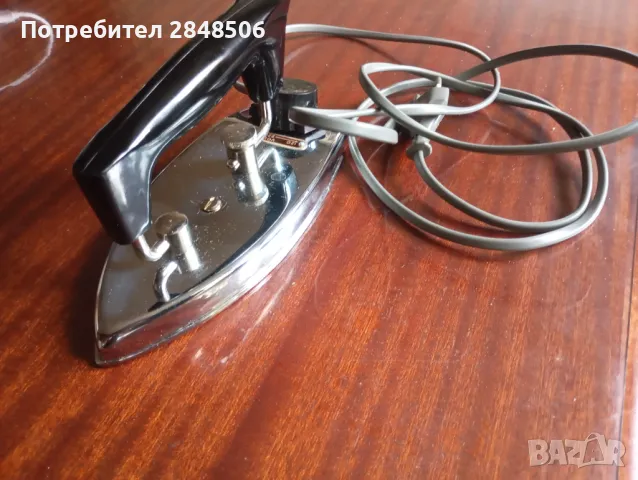 Продавам работеща ретро мини    туристическа     ютия . Произведена в Германия., снимка 2 - Ютии - 50379933