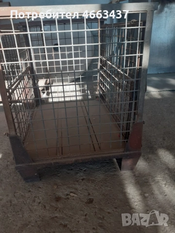 Метален палет