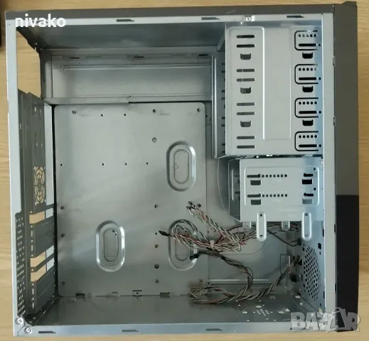 Продавам компютърна кутия, снимка 7 - Захранвания и кутии - 48771433