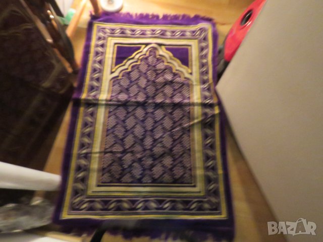 турско молитвено килимче, килимче за молитва за Намаз виолетов фон с красиви златни  флорални мотиви