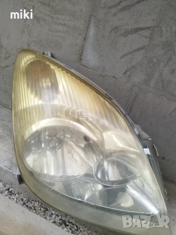 Десен фар за Toyota Corolla Verso (2001-2004)