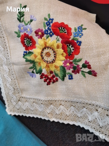 Покривка за маса с бродирани флорални елементи 