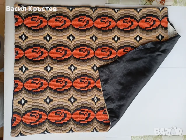 Възглавници "Българска бродерия" 5 модела, - Гоблен, модел от сп. "Burda", - Плетива на 1 кука 7 бр., снимка 3 - Антикварни и старинни предмети - 48893667