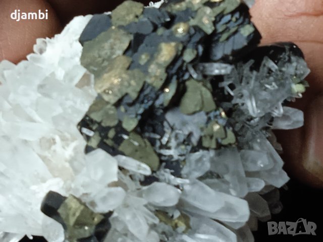 №23,Кварц,Планински кристал,Кварцова друза с халкопирит и сфалерит,Quartz Bulgaria,BGminerals,, снимка 6 - Декорация за дома - 44124708
