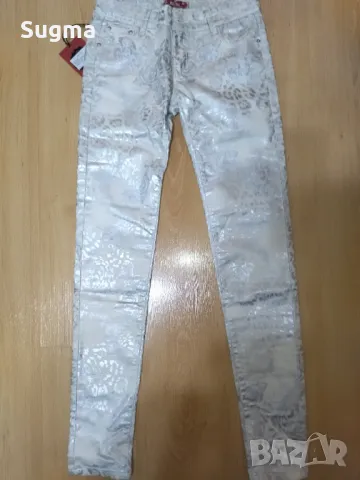 Бял еластичен панталон със сребристи цветя