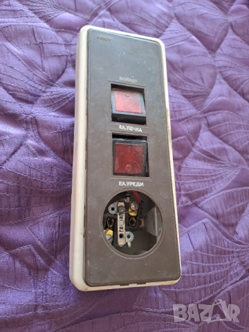 Кутия с три бутона за превключване