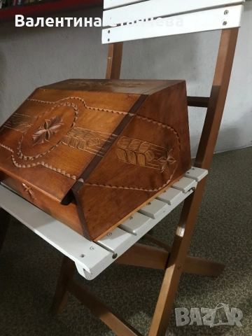 Дървена хлебна кутия с красиви резбовани декорации. Кутията е с правоъгълна форма и е изработена от 