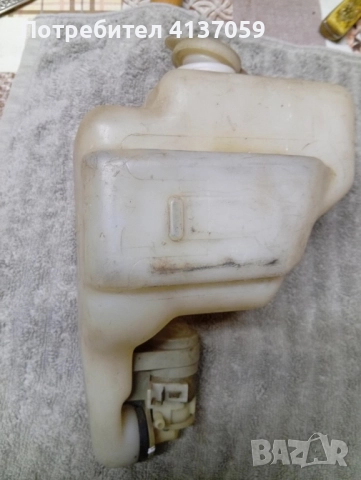 Оригинално казанче за чистачки с работеща помпа за Нисан Трейд, снимка 2 - Части - 52504695