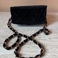 Малка черна велурена чанта с дръжка и закопчалка в златно 🖤, снимка 4 - Чанти - 43887393