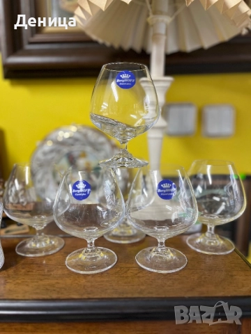 Сервиз за коняк Кристално стъкло  Вместимост-350мл Формата ма чашата е създадена да пасва идеално в 