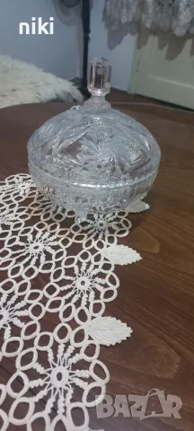 малка кристална бонбониера.