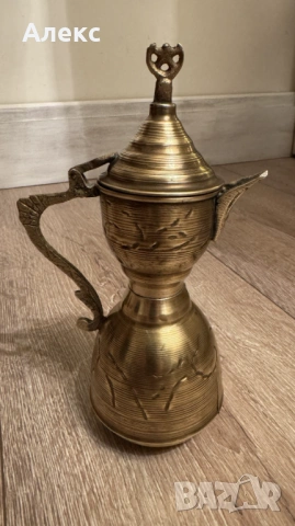Стар малък арабски ибрик, за декор– месинг.