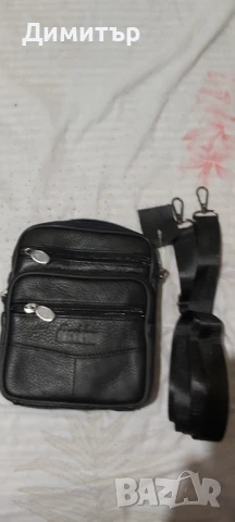 Продавам мъжка черна чанта от естествена кожа с четири отделения с цип размери 19на16на5сантиметра.