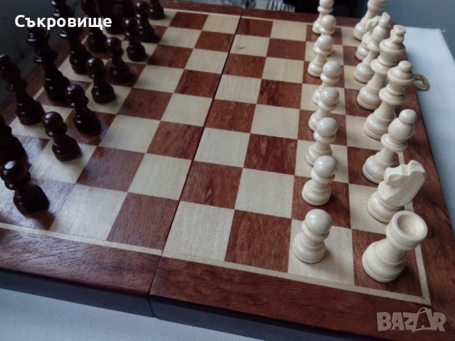 30 х 30 см сгъваем магнитен шах в дървена кутия с метални закопчалки и тапицерия вътре, снимка 10 - Шах и табла - 53398371