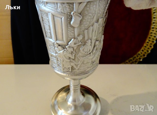 Чаша от калай за вино с релефна кръчмарска картина. , снимка 2 - Антикварни и старинни предмети - 44116999
