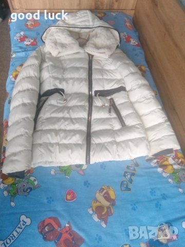 Красиво бяло яке с черен страничен цип и с качулка,размер Л,за 45 лв., снимка 2 - Якета - 26628248