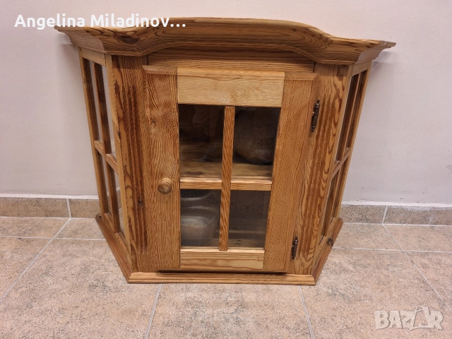 Винтидж витрина за стена