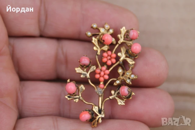 Дамска позлатена брошка с корали, снимка 3 - Други - 50645850