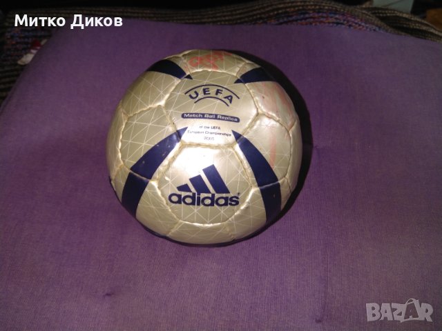 Малка топка нова не спада маркова на Адидас 2005г подписана от Христо Стоичков?, снимка 1 - Футбол - 40726001