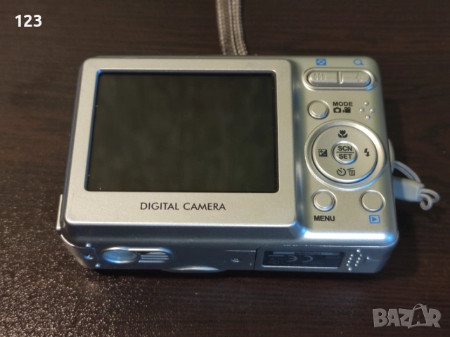 Компактен фотоапарат Hitachi HDC-861E 8.0MP, снимка 2 - Фотоапарати - 51444383