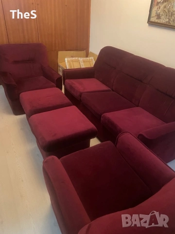 Холна гарнитура от велур. Червена, запазена, без забележки. 