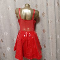 L Червена рокля от лак/ винил/ с диадема и жезъл подарък червени чорапи с дантела , снимка 7 - Рокли - 43798345