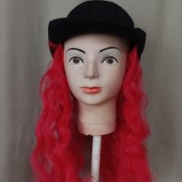 Черна шапка с огнено червена дълга перука , снимка 7 - Аксесоари за коса - 37412911