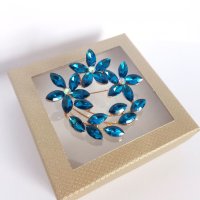 Цветни брошки с кристали в подаръчна кутийка, снимка 3 - Подаръци за жени - 43427476