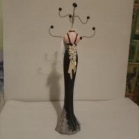 Красива статуетка,стойка за бижута инкрустирана с полускъпоценни камъчета и цветя от полирезин, снимка 2 - Бижутерийни комплекти - 43872138