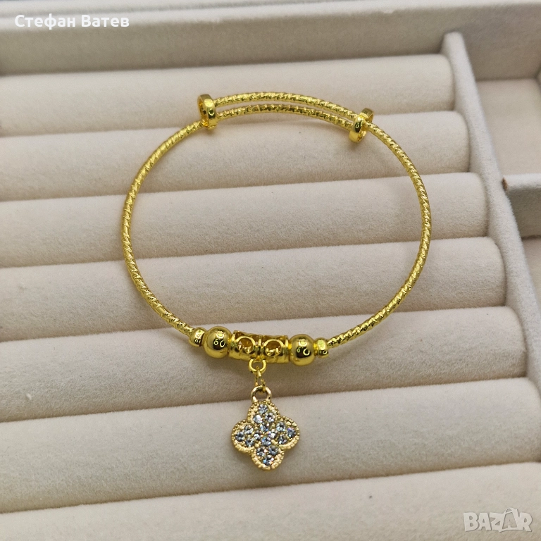 Дамска гривна с висулка детелина от медицинска стомана с 18K златно покритие, снимка 1