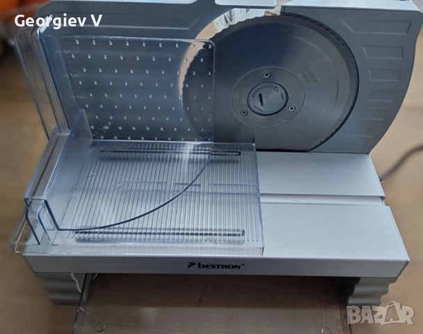 Уред за рязане на хляб и колбаси Rosberg R51990A,пластмаса,150W,бял, снимка 3 - Други - 52918161