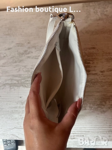 Бяла чанта имитация на крокодилска кожа със сребърни катарами с вътрешен отделен джоб с цип 🤍 , снимка 4 - Чанти - 51893037