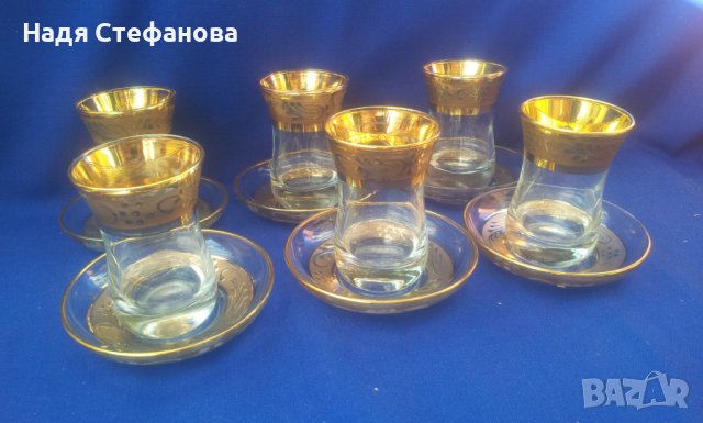 Сервиз чашки и чинийки, стъклени, златни кантове, шарки – 6 бр комплект, снимка 1 - Сервизи - 38057895