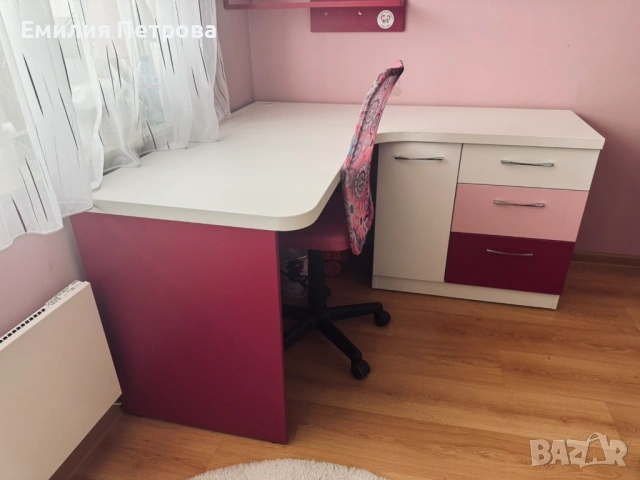 Модерно ъглово бюро и етажерки