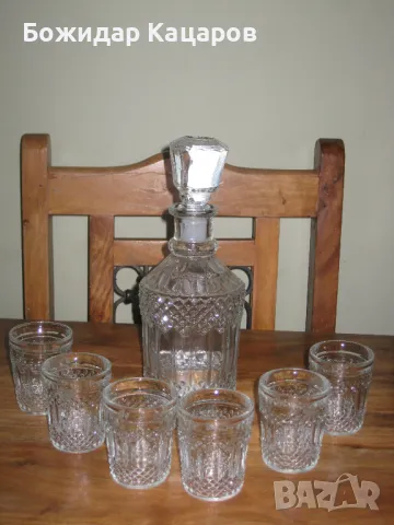 Стар сервиз за ракия. Гарафа - вместимост - 500 мл. Чаша- вместимост - 50 мл. Цена 27 лева. Пращам п