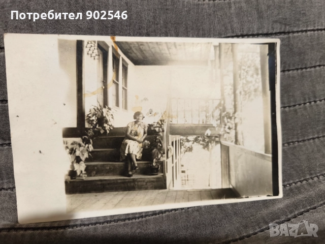 Сливен. 1930 г. Жена на стълбите.