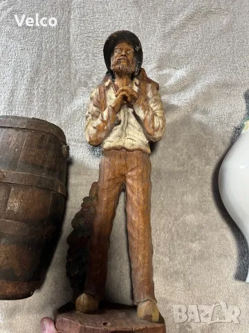 фигури от керамика и дърво 