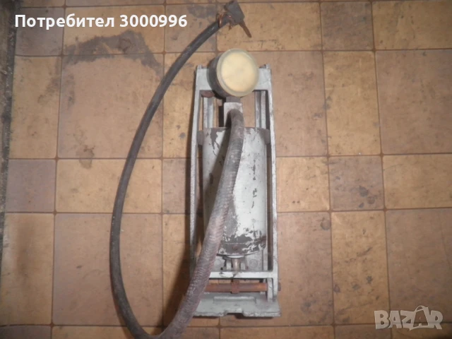 Продавам  крачна  помпа  за  помпане  на  гуми  .
