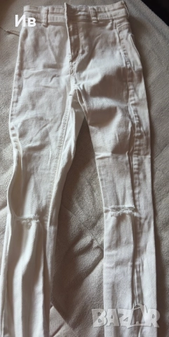 Бели дамски дънки Bershka, снимка 2 - Дънки - 52982482