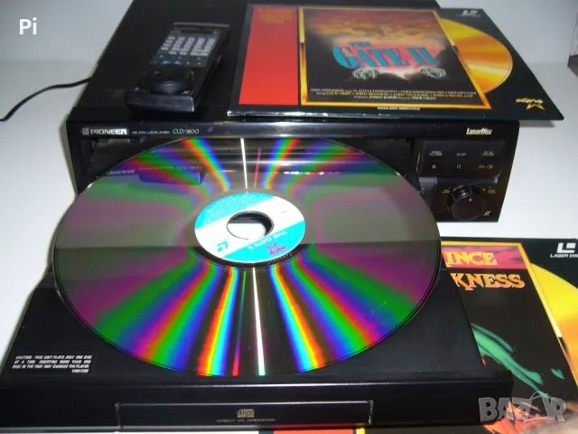 Видеограмофон LaserDisc Pioneer CLD-1800 + 2 Laserdiscs + дистанционно, снимка 4 - Плейъри, домашно кино, прожектори - 48044550