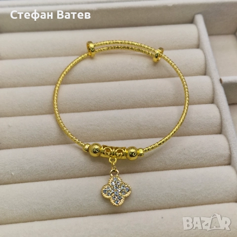 Дамска гривна с висулка детелина от медицинска стомана с 18K златно покритие