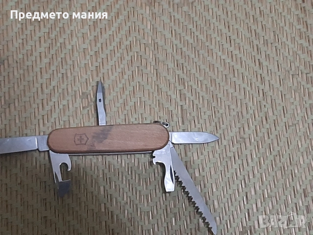 Оригинален швейцарски джобен нож Victorinox с дървена дръжка, снимка 3 - Ножове - 53087143