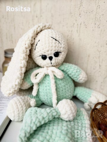 Ръчно плетена плюшена играчка Зайче в пижамка, Ръчно плетено зайче, подарък за бебе, снимка 3 - Плюшени играчки - 43683503