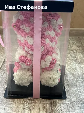 Розово бяло мече в кутия Свети Валентин празника на влюбените 