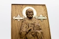 Позлатена релефна икона на Свети Николай Чудотворец от дъб, снимка 4