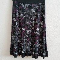 Черна пола с флорални мотиви в лилаво, снимка 1 - Поли - 37826420