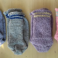 Продава дамски и юношески  домашни вълнени чорапи ръчна изработка
